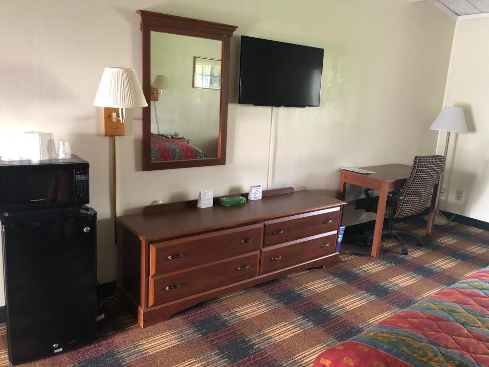 King Room - Non-Smoking interior